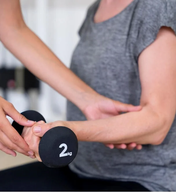 Persona ejercicitando sus piernas con bandas elacticas